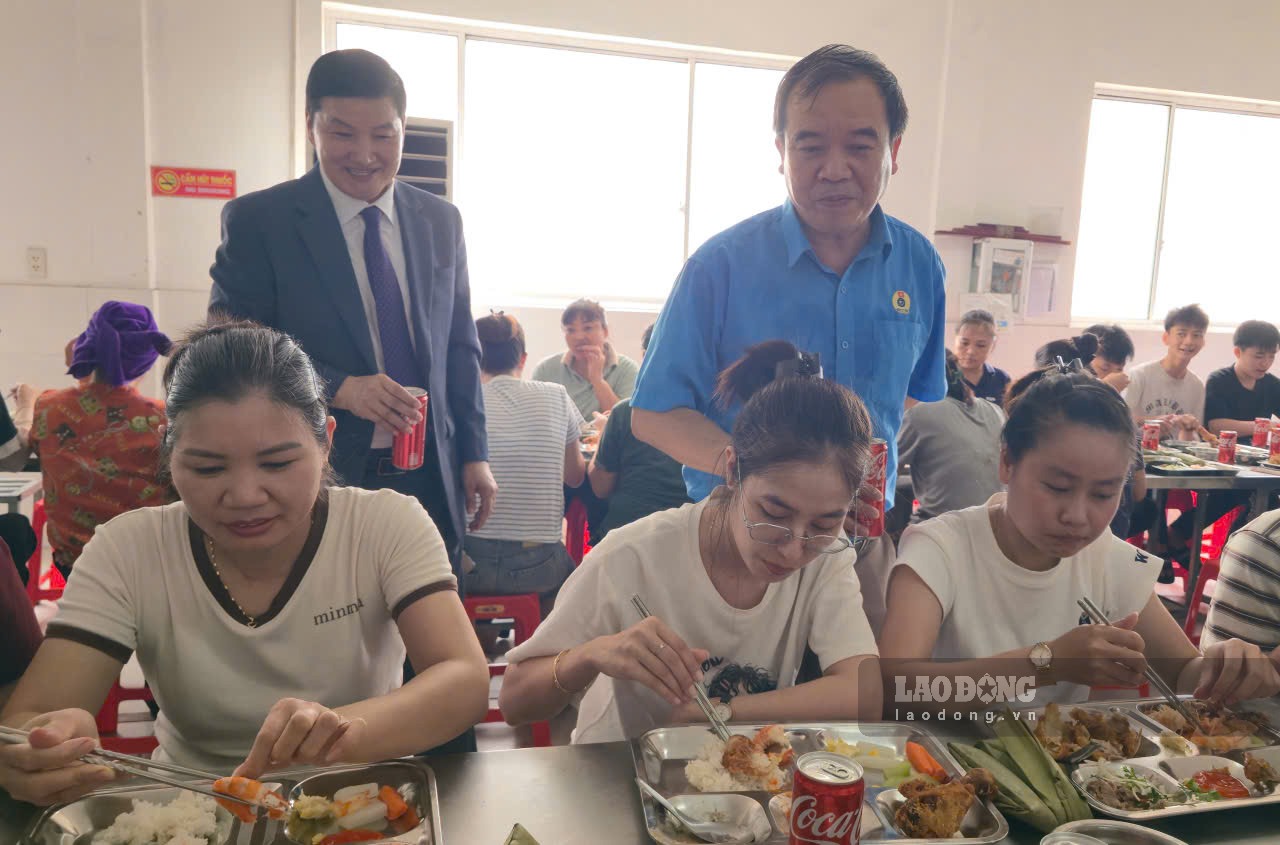 Lãnh đạo LĐLĐ tỉnh Ninh Bình đến từng bàn ăn để động viên công nhân. Ảnh: Nguyễn Trường
