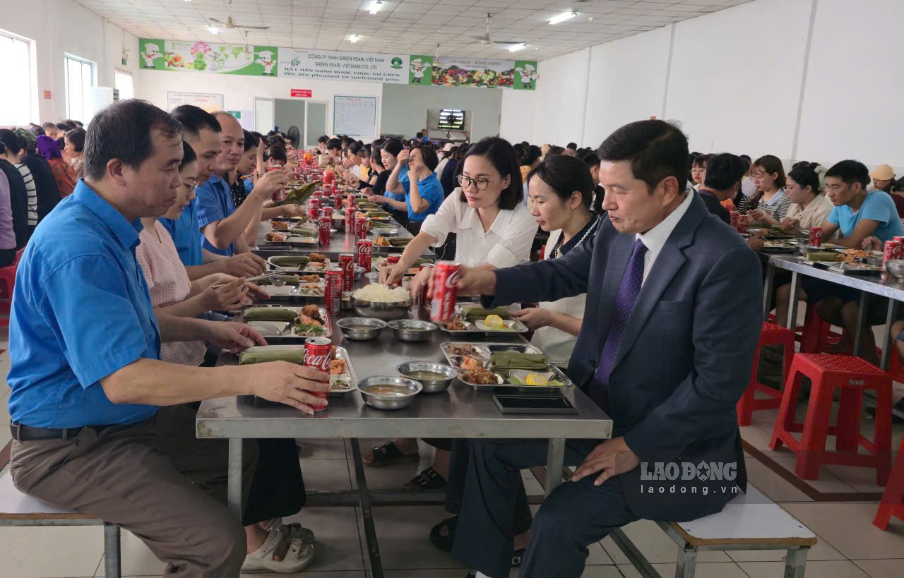 Lãnh đạo LĐLĐ tỉnh Ninh Bình và lãnh đạo Công ty Công ty TNHH Jeil Kovi Vina cùng dự “Bữa cơm Công đoàn” với hơn 300 công nhân. Ảnh: Nguyễn Trường