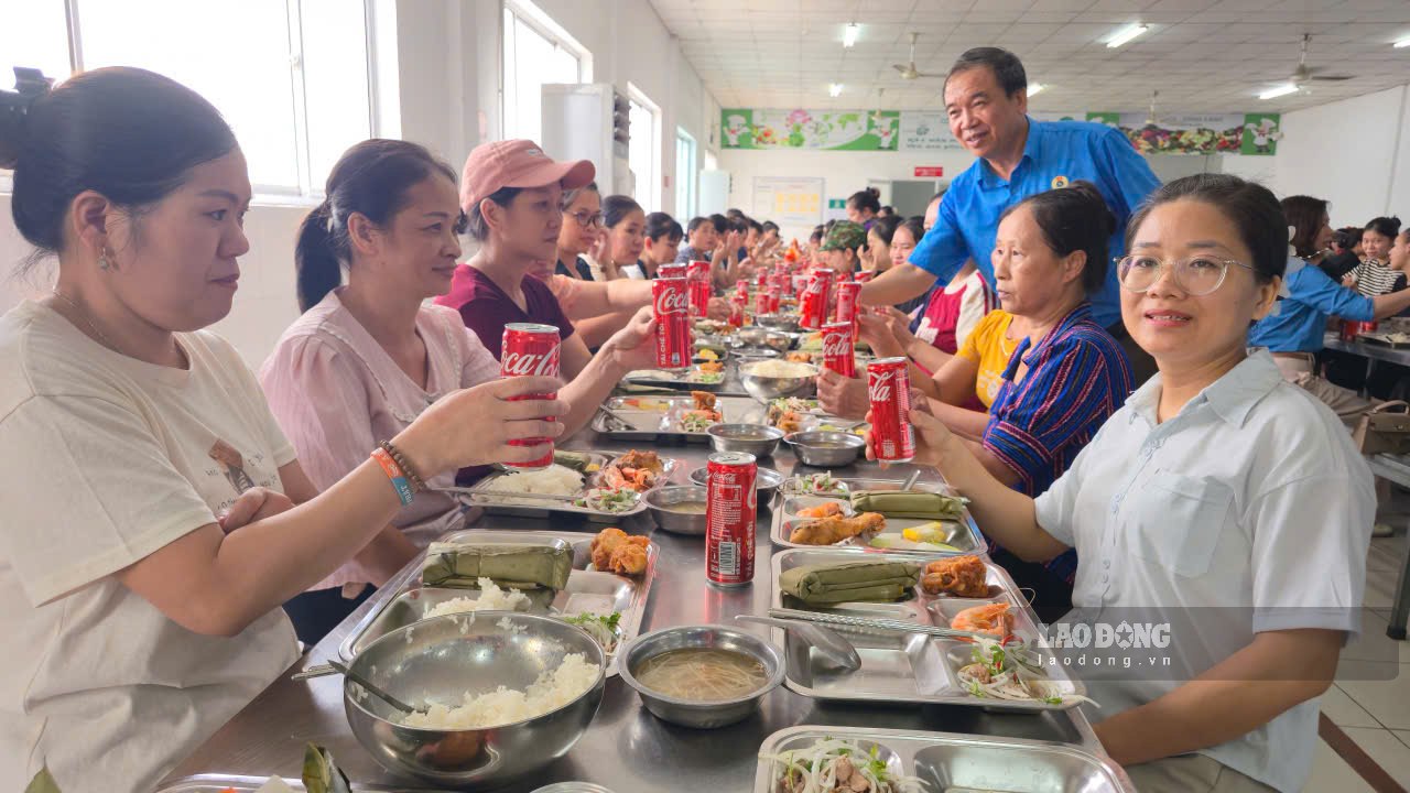 More than 300 workers at Jeil Kovi Vina Co., Ltd. participated in the "Trade Union Meal" program co-organized by the Ninh Binh Provincial Labor Federation. Photo: Nguyen Truong