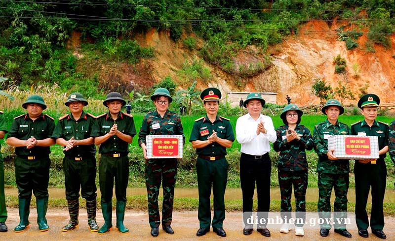 Phó Chủ tịch UBND tỉnh Điện Biên Nguyễn Minh Phú chúc mừng các lực lượng đã hoàn thành buổi diễn tập. Ảnh: Cổng TTĐT tỉnh Điện Biên