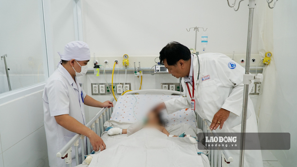 Health of 2 pediatric patients in the car fire that killed 7 people in Dong Nai. Photo: Thanh Chan