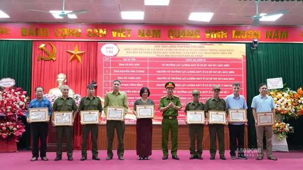 Phu Dien awarded certificates of merit to collectives and individuals with many achievements in the movement "All people protect national security". Photo: Minh Hanh