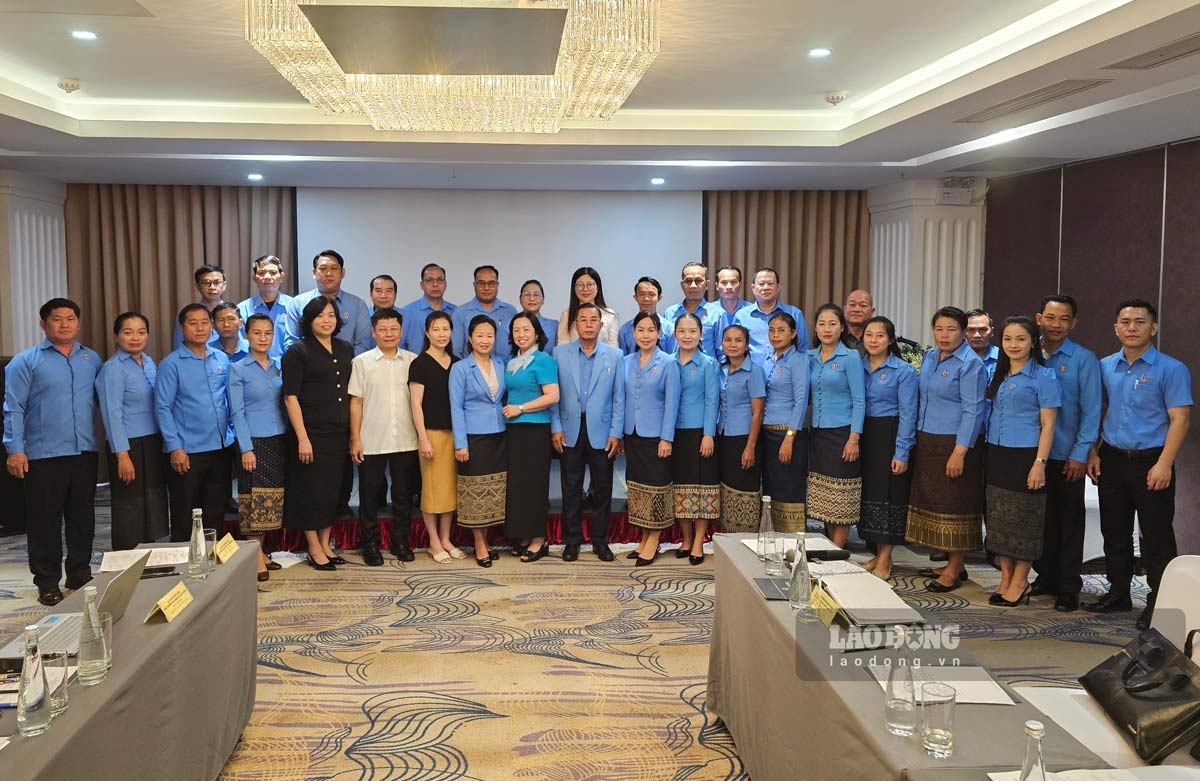 Trainees who are Lao Trade Union officials take souvenir photos with leaders of the Vietnam General Confederation of Labor and the organizing committee of the training class. Photo: Doan Hung