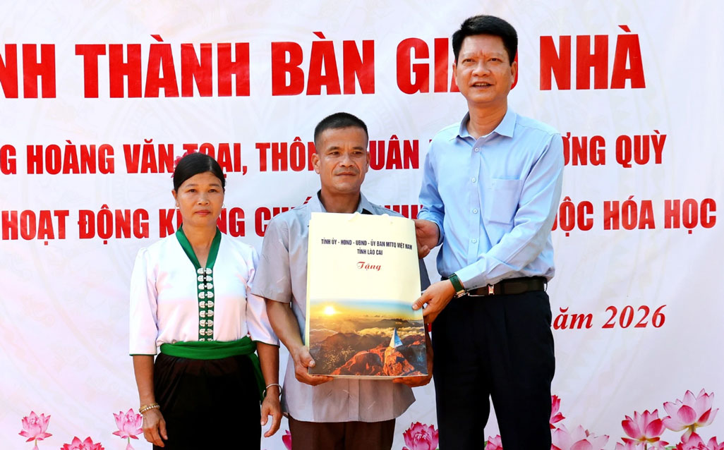 Ông Nguyễn Thế Phước - Phó Bí thư Tỉnh ủy, Chủ tịch Ủy ban MTTQ Việt Nam tỉnh Lào Cai tặng quà gia đình ông Hoàng Văn Toại. Ảnh: Cổng TTĐT Lào Cai