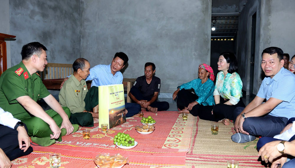The working delegation visits and presents gifts to Mr. Truong Thanh Ly. Photo: Lao Cai e-Portal