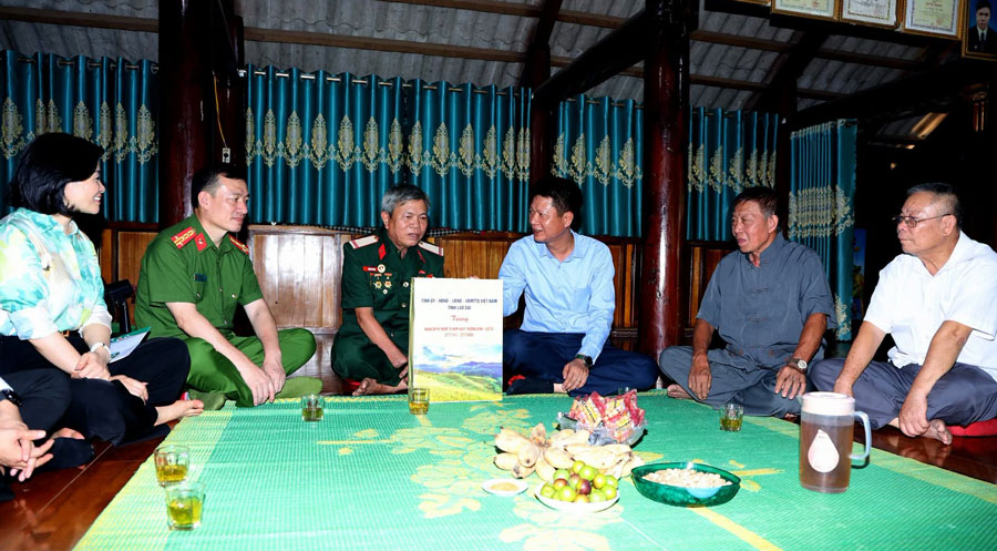 Ông Nguyễn Thế Phước - Phó Bí thư Tỉnh ủy, Chủ tịch Ủy ban MTTQ Việt Nam tỉnh Lào Cai tặng quà gia đình ông Hoàng Văn Chiêu. Ảnh: Cổng TTĐT Lào Cai