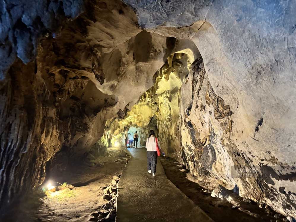 Tourists explore Trung Trang cave on Cat Ba island. Photo: Linh Boo