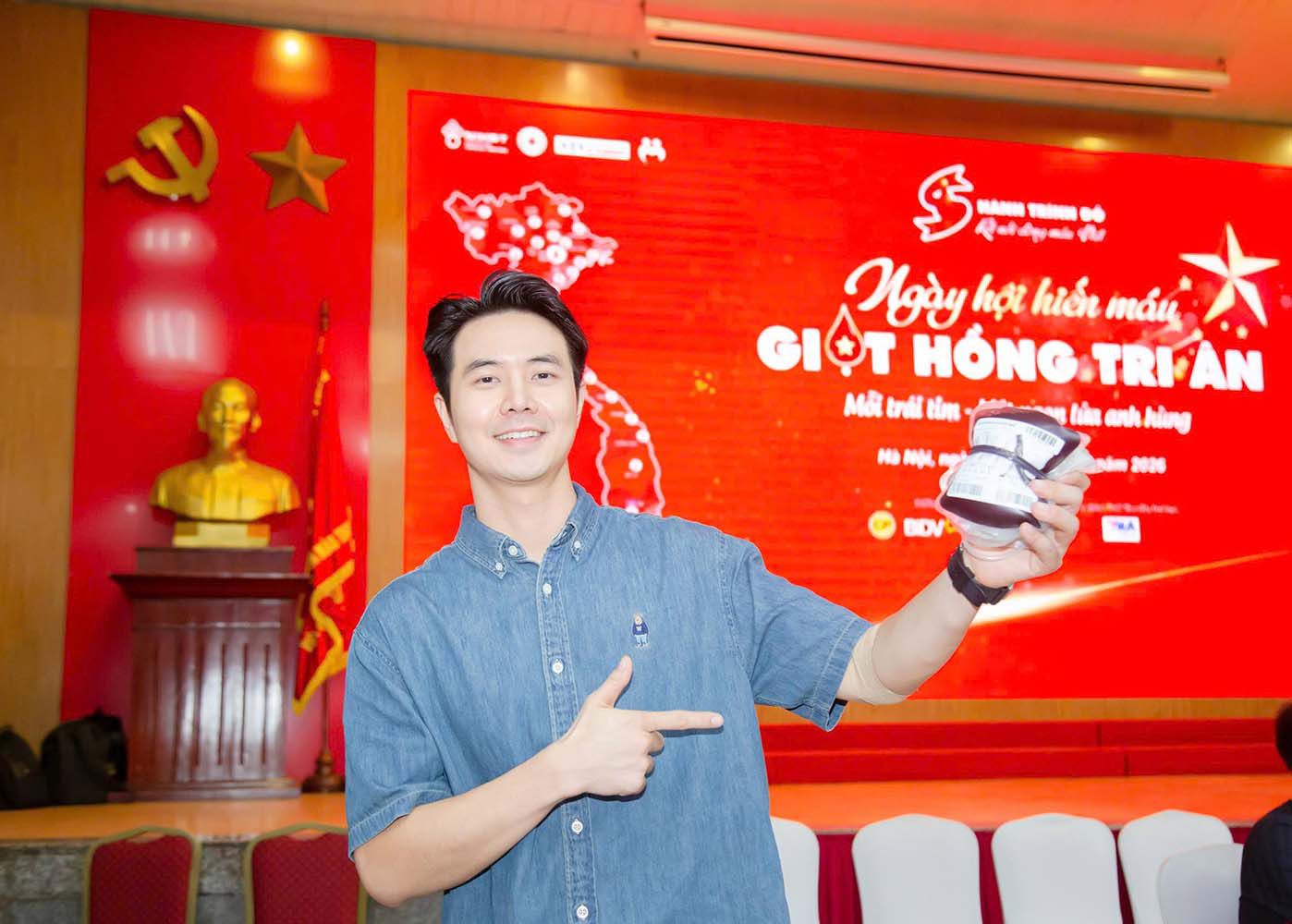 Diễn viên Phùng Đức Hiếu hạnh phúc khi được trao đi dòng máu ấm. Ảnh: BVCC