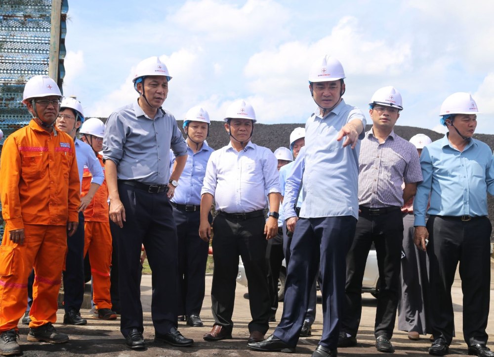Chairman of TKV Member Council Ngo Hoang Ngan (first row, 3rd from right); Chairman of EVN Member Council Dang Hoang An (first row, 2nd from left) and the working delegation inspect the coal import port and coal warehouse area at Duyen Hai 3 Thermal Power Plant. Photo: TKV Group