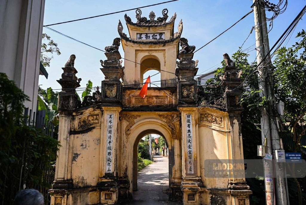 Cổng làng có nhiều hoa văn được chạm khắc tinh xảo. Ảnh: Ngọc Hà