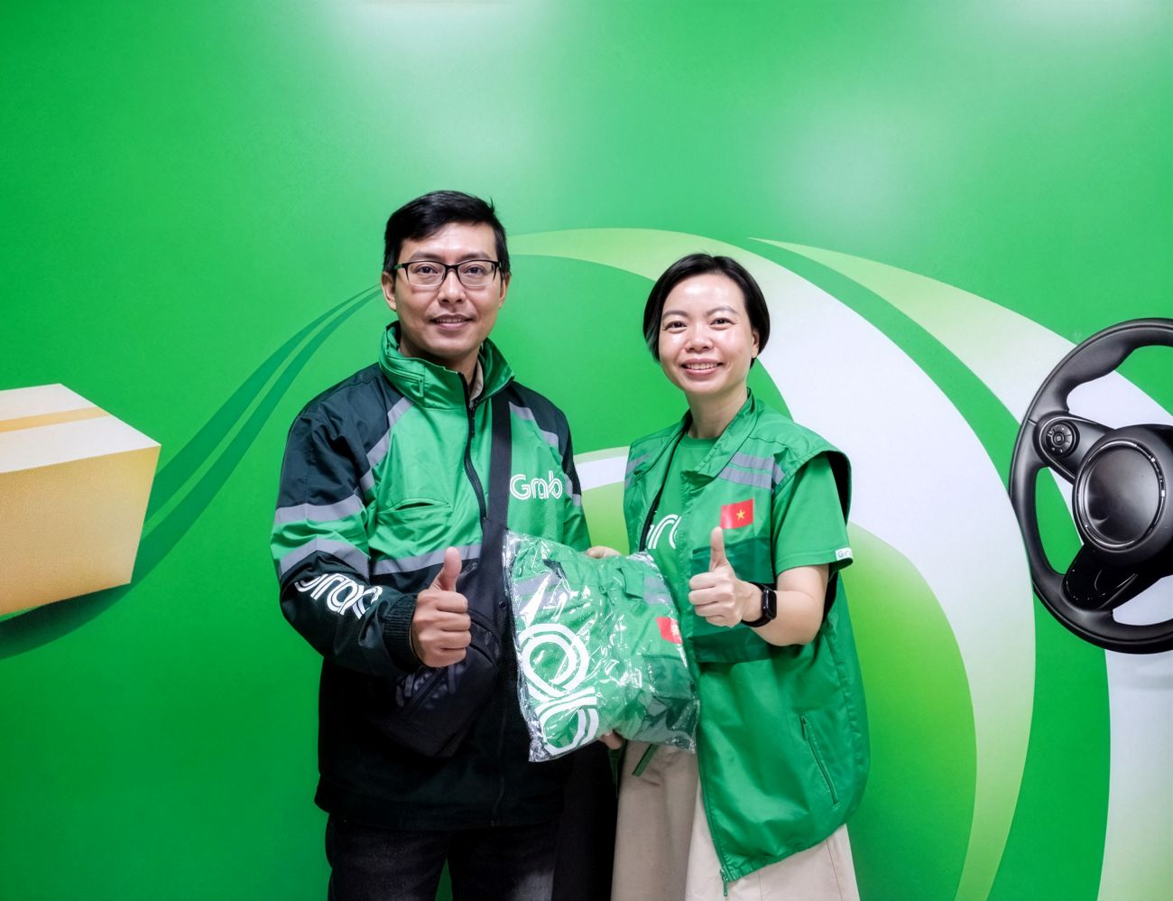 Bà Lý Thụy Bích Huyền, Giám đốc Vận hành, Grab Việt Nam trao tặng đồng phục cho các bác tài Grab. Ảnh: Grab