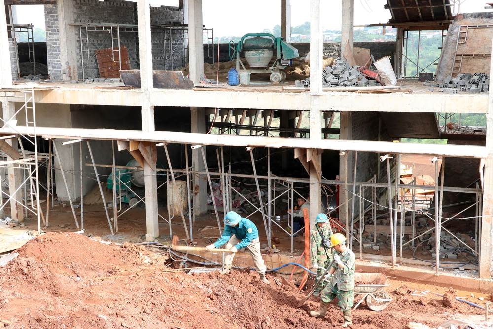 Quân khu 7 tăng cường thêm lực lượng hỗ trợ tăng tốc thi công trường nội trú liên cấp vùng biên để kịp năm học mới. Ảnh: UBND tỉnh Lâm Đồng