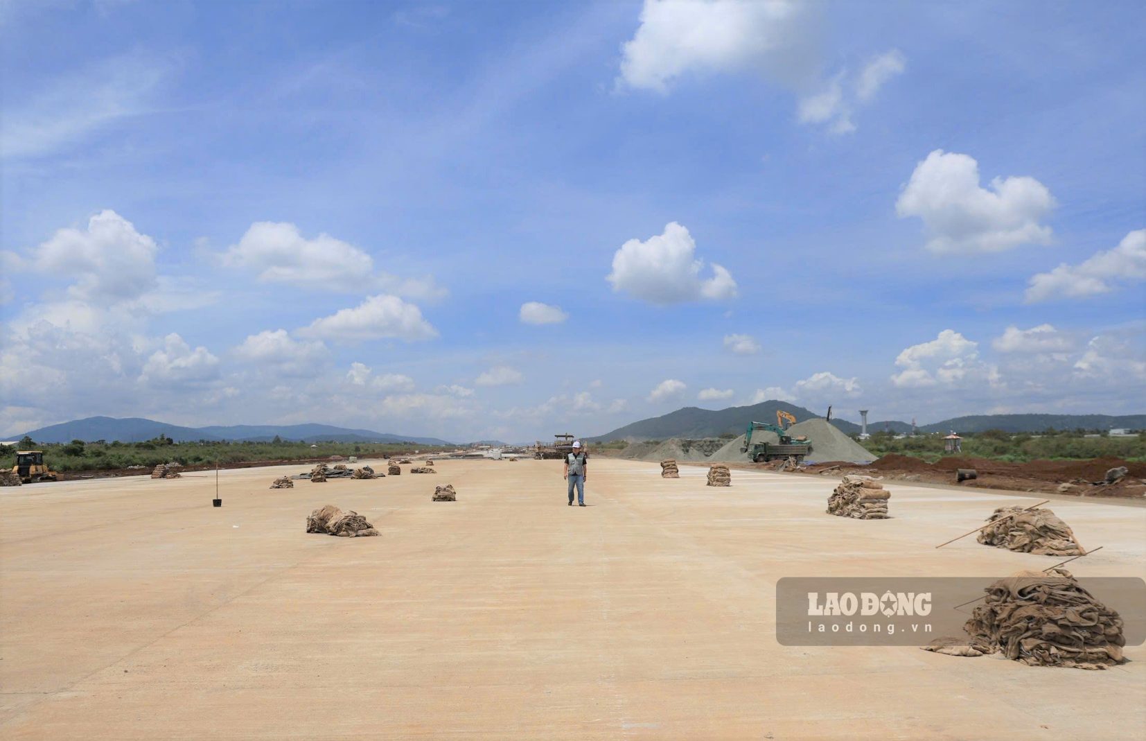 Đến hiện tại, đường băng cất hạ cánh sân bay Liên Khương đã cơ bản hoàn thành phần xây dựng. Ảnh: Phúc Khánh