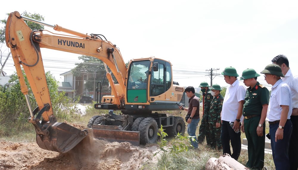 Mr. Nguyen Van Manh - Vice Chairman of Hue City People's Committee - and leaders of Hue City Military Command inspect the search for martyrs' remains at Huong Thuy station, Huong Thuy ward. Photo: Hue City Military Command