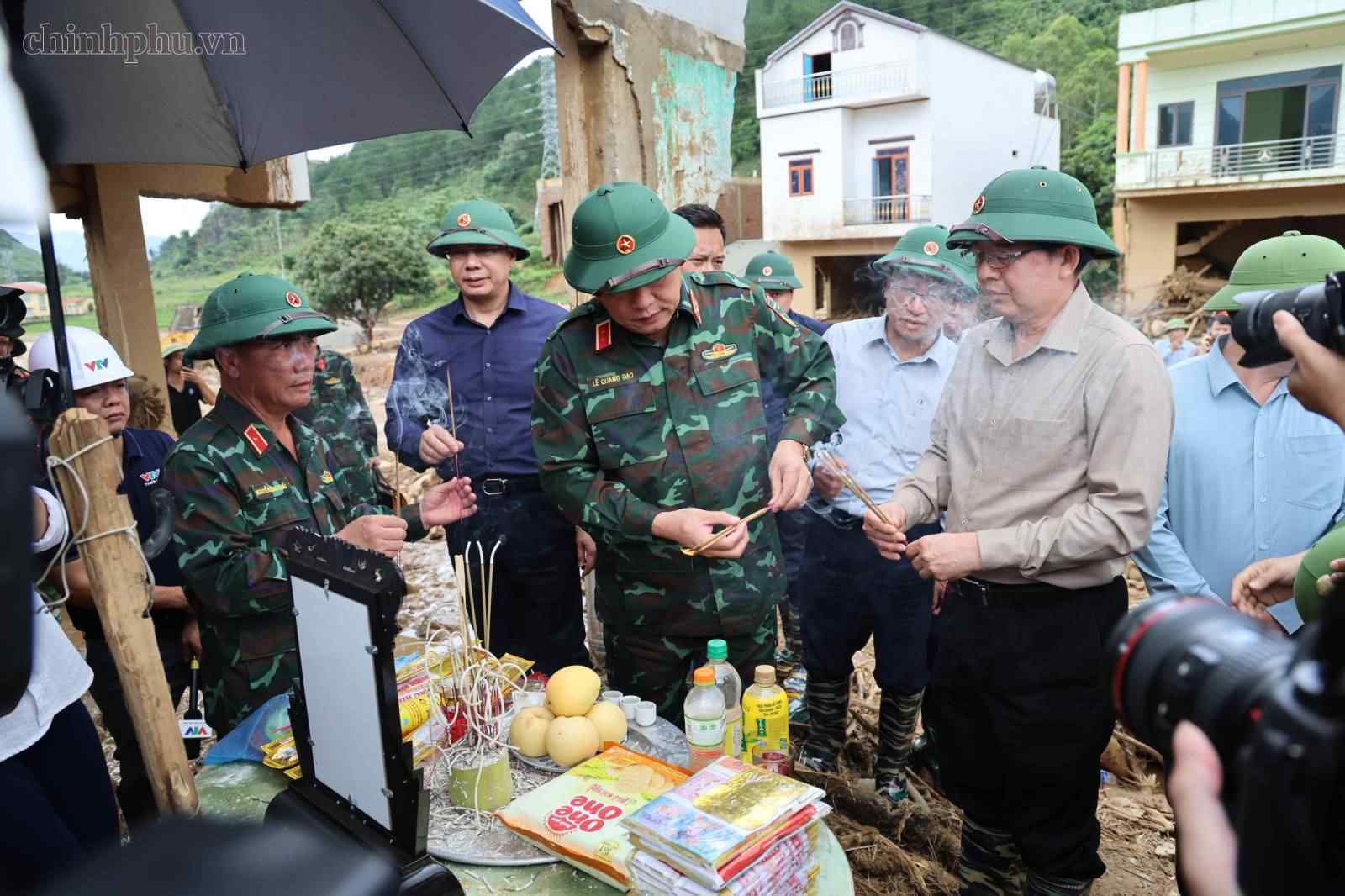 Member of the Party Central Committee, Deputy Prime Minister Ho Quoc Dung just arrived in Lai Chau to encourage people after the flash flood. Photo: VGP/Gia Huy