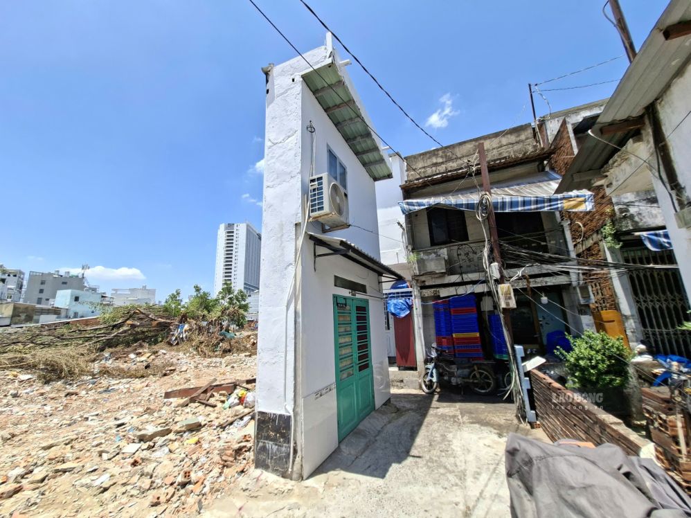 La maison ultra-mince est construite sur la partie restante après la libération du site du projet de rénovation du canal Xuyên Tâm. Photo: Minh Quân