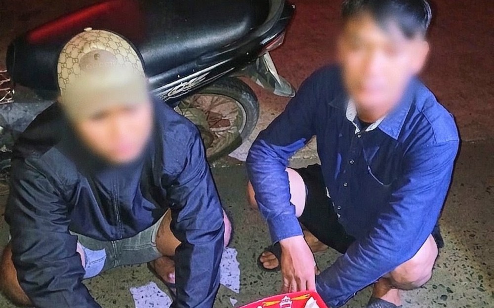 공안은 대출 광고 전단지를 뿌린 2명에게 행정 위반 처벌 결정을 내렸습니다. 사진: 공안 제공