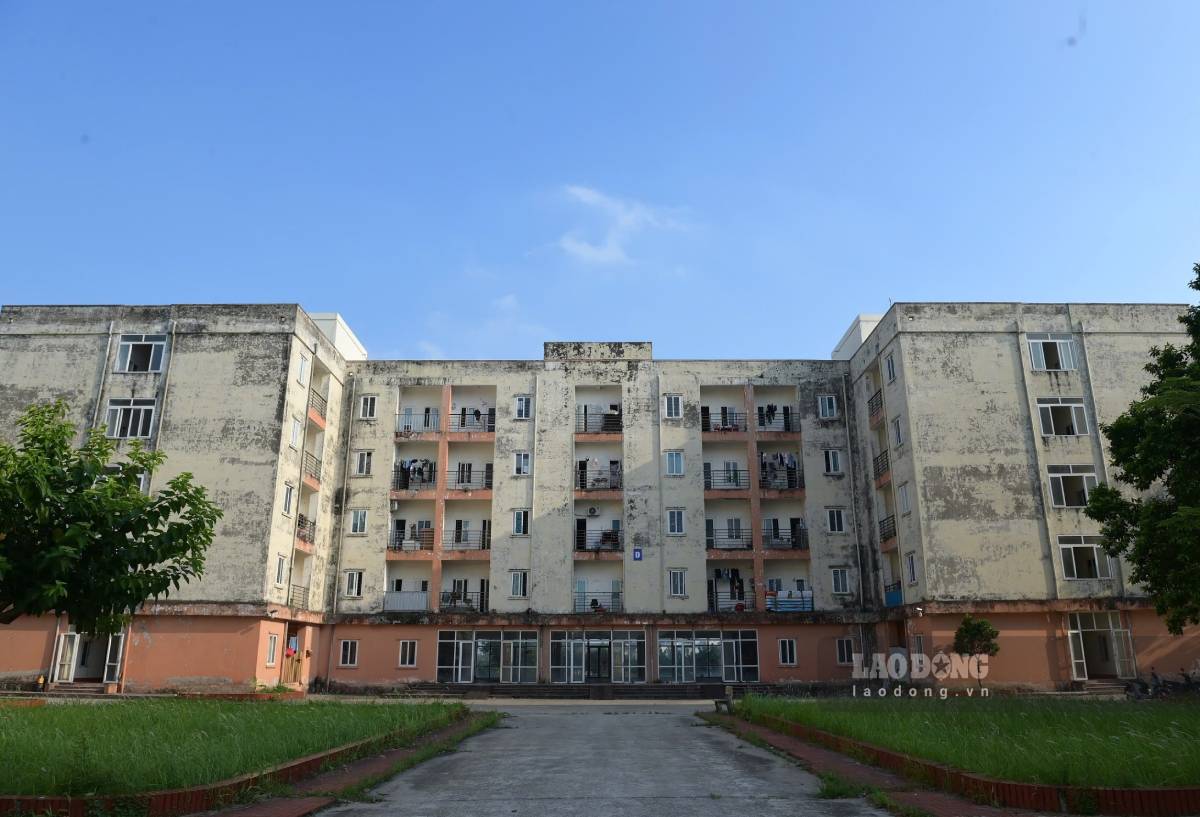Residents living in apartment buildings No. 181 and 207 Hoang Van Thu street, Nam Dinh ward, Ninh Binh province are moved to building D, Student Housing Complex in Nam Dinh ward. Photo: Ha Vi