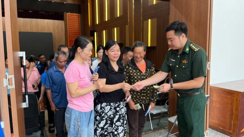 Ethnic minorities in Muong Khuong border commune participate in legal propaganda and digital skills dissemination programs. Photo: Trung Dung/Lao Cai Border Guard