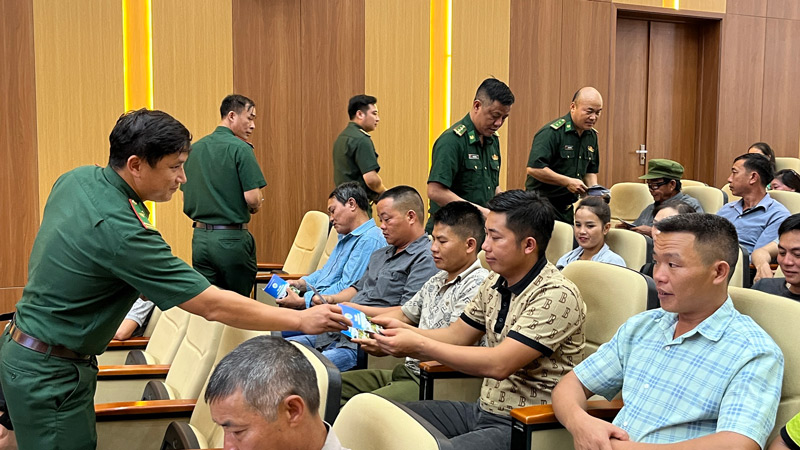 Phát tờ rơi tuyên truyền đến nhân dân xã vùng biên Mường Khương. Ảnh: Trung Dũng/BĐBP Lào Cai