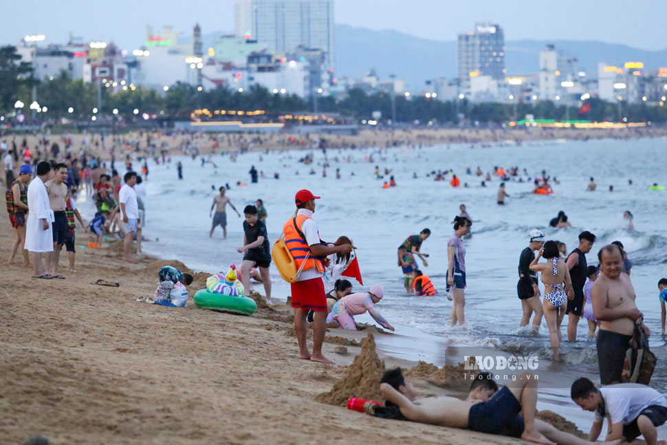 Quy Nhon beach (Gia Lai) is full of tourists on the occasion of April 30-May 1, 2026. Photo: Hoai Phuong