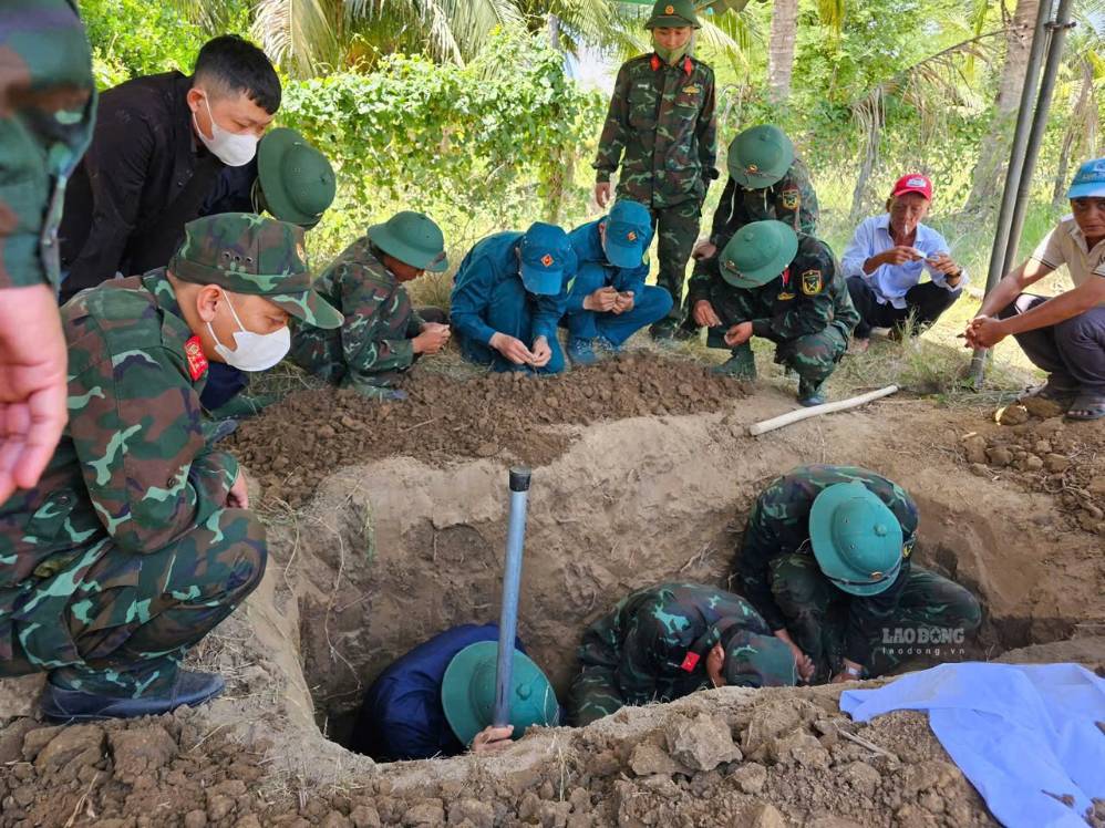Quy tập hài cốt liệt sĩ hy sinh năm 1946 về nghĩa trang. Ảnh: Phương Linh