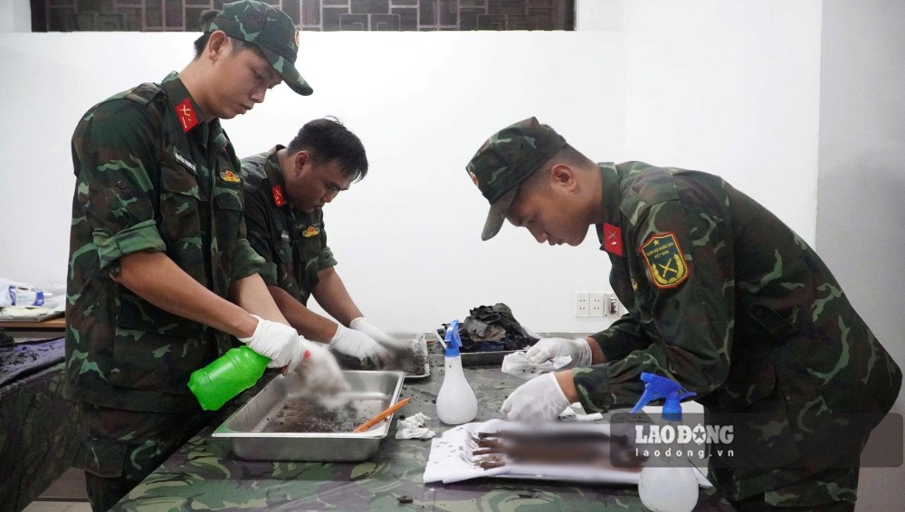 Chaque ensemble de restes après exhumation est nettoyé, l'état actuel est vérifié avant de choisir un emplacement pour le prélèvement d'échantillons biologiques. Photo: Anh Tú