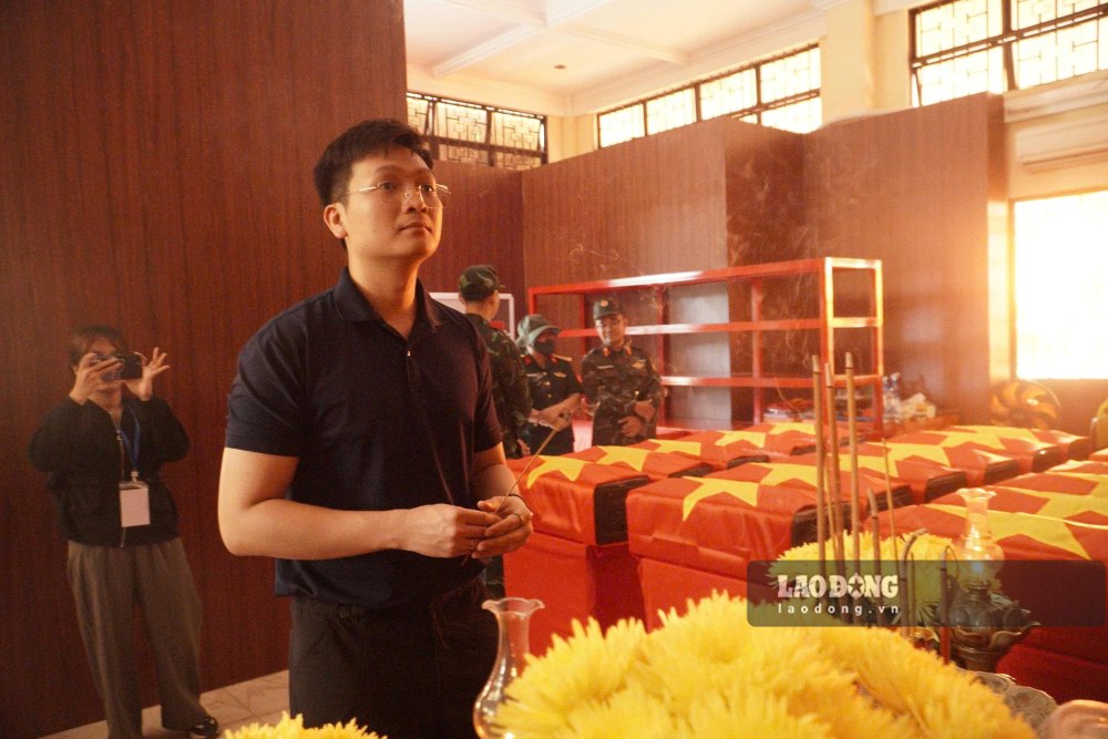 Trước mỗi ca làm việc, bác sĩ Vương Gia Bảo luôn dành phút tĩnh lặng, thắp nén nhang thành kính tri ân các liệt sĩ. Ảnh: Anh Tú