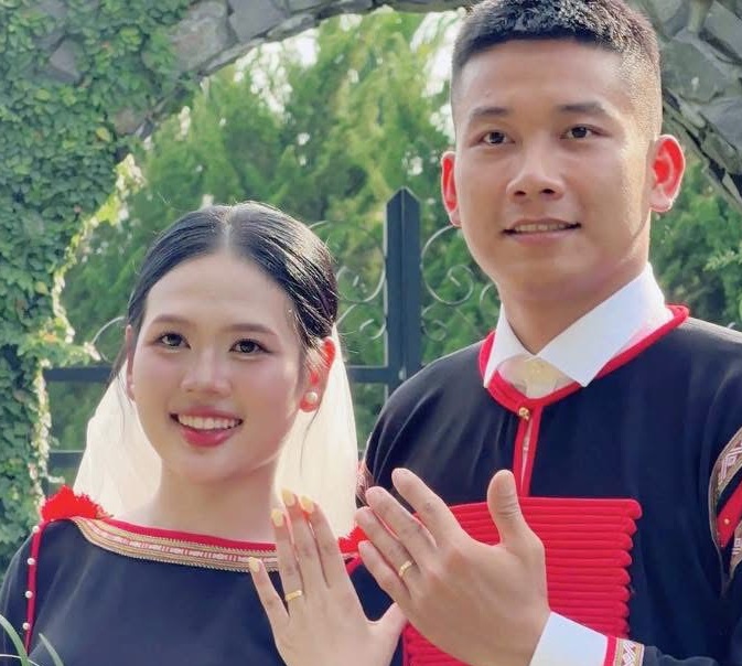 El jugador de voleibol Nguyễn Văn Quốc Duy usa un anillo de bodas para tomarse fotos de cien años de felicidad. Foto: Quang Tùng Sport