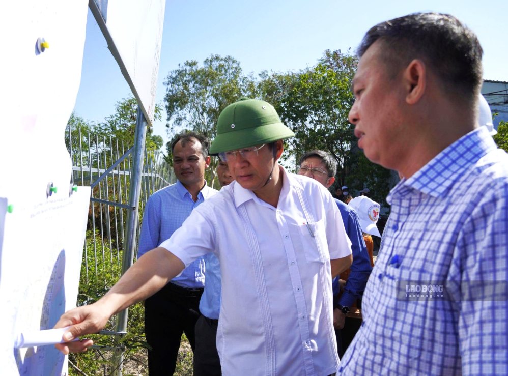 Standing Vice Chairman of Khanh Hoa Provincial People's Committee - Mr. Nguyen Long Bien inspects the site clearance area of the Project to build the Provincial General Hospital into a regional hospital. Photo: Phuong Linh