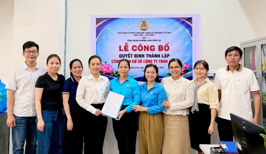 Nam Dong Ha Ward Trade Union has awarded the decision to establish the grassroots Trade Union of ATVN Co., Ltd. Photo: Nam Dong Ha Ward Trade Union