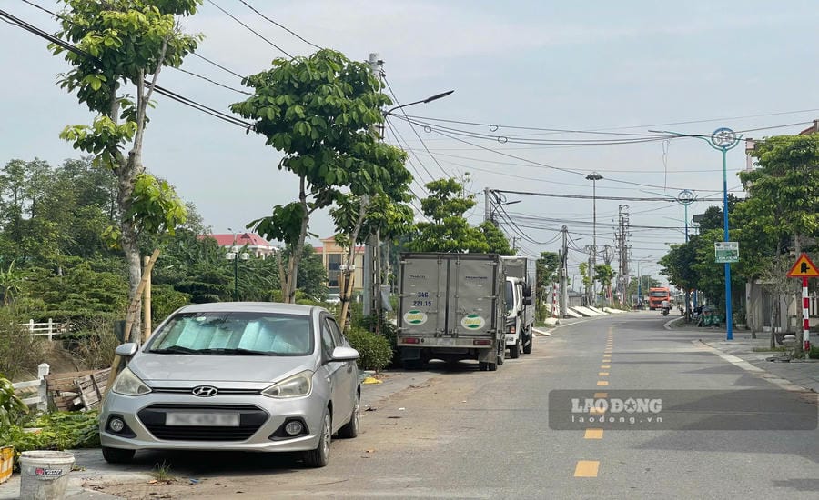 Vỉa hè đường Vũ Mạnh Hùng hư hỏng do tình trạng ôtô đỗ sai quy định. Ảnh: Mai Hương