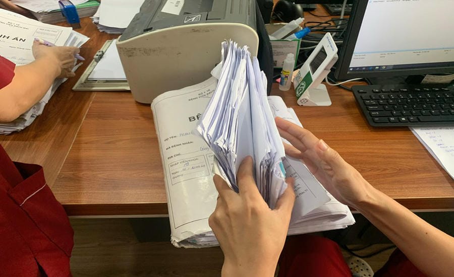 Bệnh án giấy dần được thay thế. Ảnh: Thúy Hà
