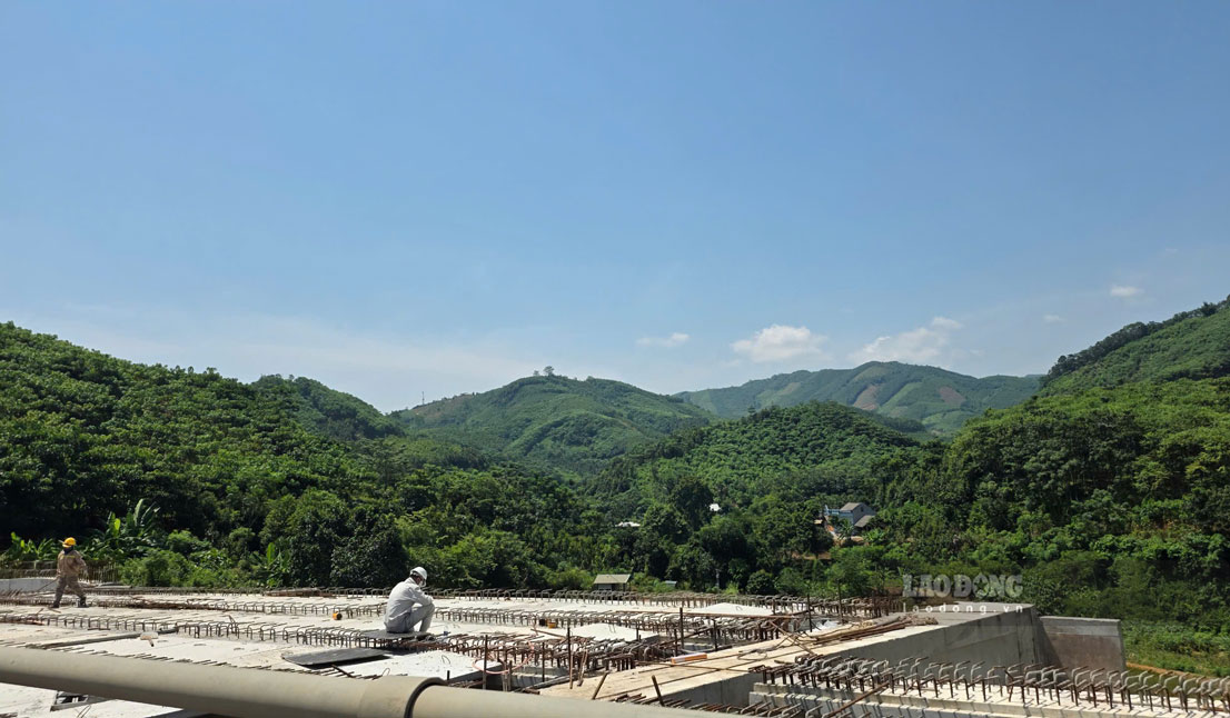 Các kỹ sư và công nhân miệt mài bám công trường từ sáng sớm đến đêm muộn 