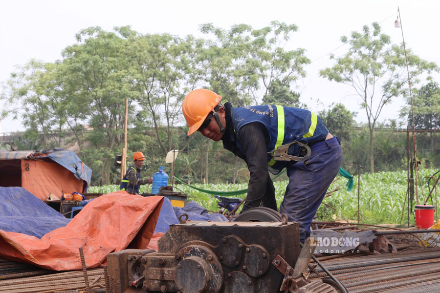 Nhà thầu tranh thủ thời tiết thuận lợi để triển khai thi công 