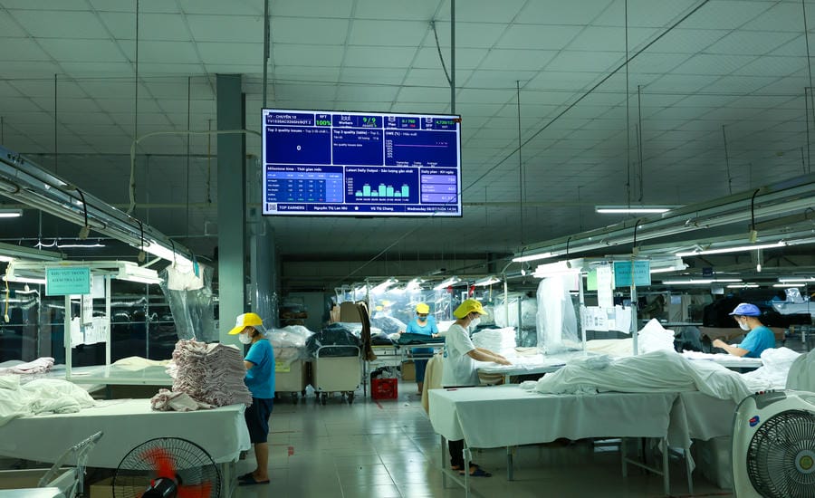 TRE software system helps monitor productivity in real time at Hung Yen Garment Enterprise. Photo: Hai Nguyen