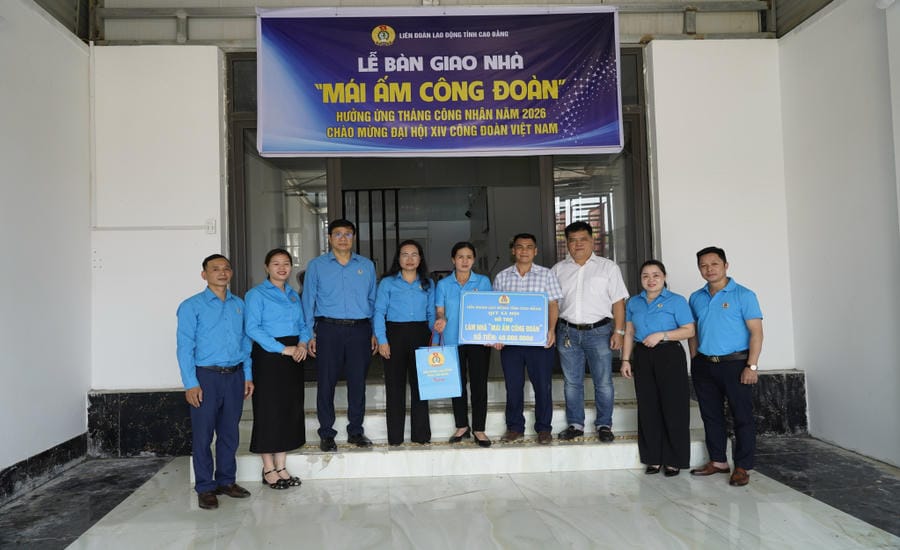 Cao Bang Provincial Labor Federation presents Trade Union Warm House to union member Nguyen Thuy Kieu. Photo: Tan Van