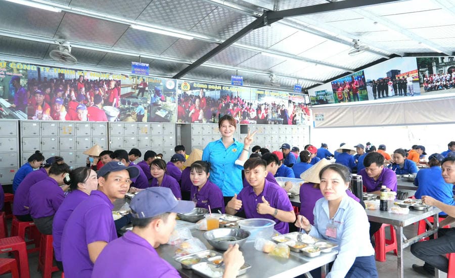 Thanks to the dynamism of Ms. Le Thi Huong - Chairwoman of the grassroots trade union of Cua Y A Chau Industrial Co., Ltd. (Tan Hiep ward, Ho Chi Minh City) - workers enjoy many welfare policies. Photo: Provided by the grassroots trade union