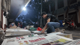 The busy job in just a few hours before Hanoi wakes up. Photo: Minh Phuong