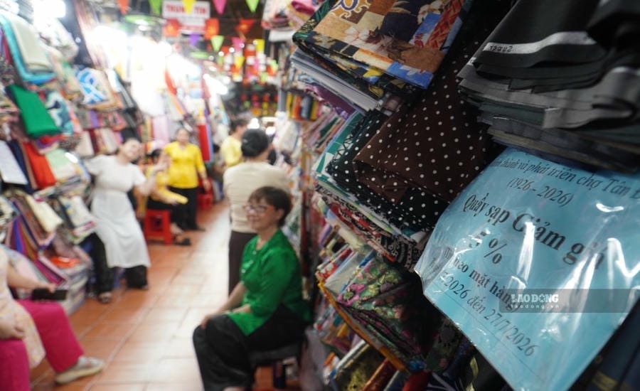 Small traders at Tan Dinh market implement a 5% discount program at many stalls to stimulate shopping demand on the occasion of the 100th anniversary of Tan Dinh market. Photo: Ngoc Le