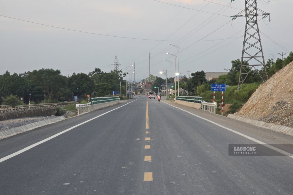 Cầu vượt đường Hồ Chí Minh. Ảnh: Tô Công