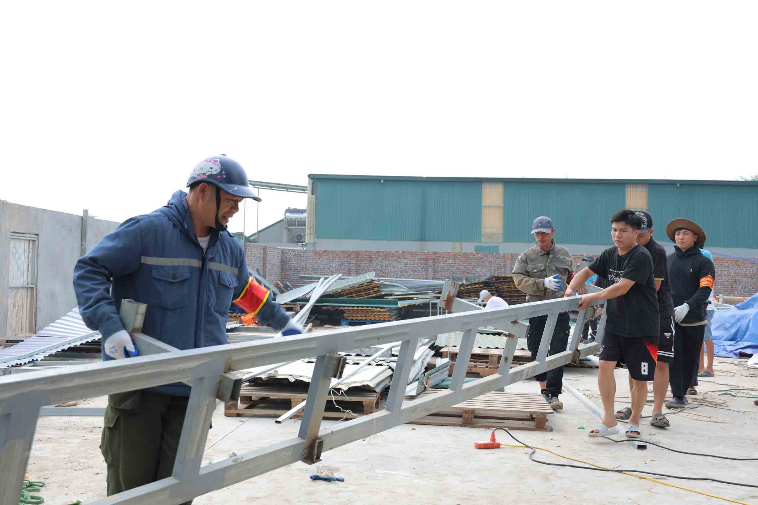 Hình ảnh tổ chức cưỡng chế vi phạm đối với hộ ông V.V.T (thôn Phú Vinh). Ảnh: Trang tin điện tử xã Phú Nghĩa