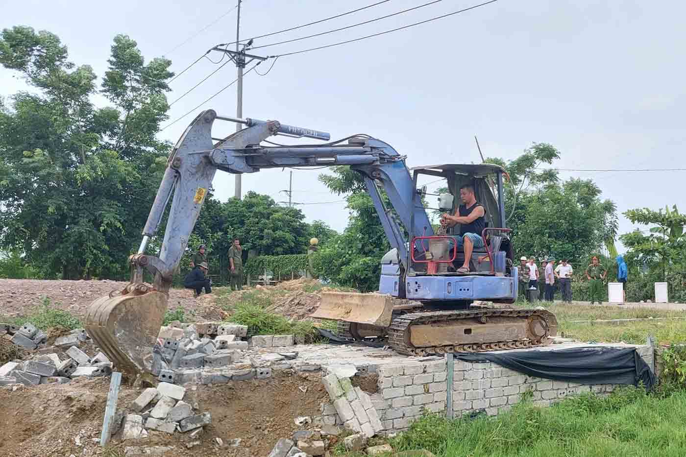 Lực lượng chức năng tổ chức cưỡng chế công trình vi phạm của hộ bà T.T.N (thôn Đồng Trữ). Ảnh: Trang tin điện tử xã Phú Nghĩa