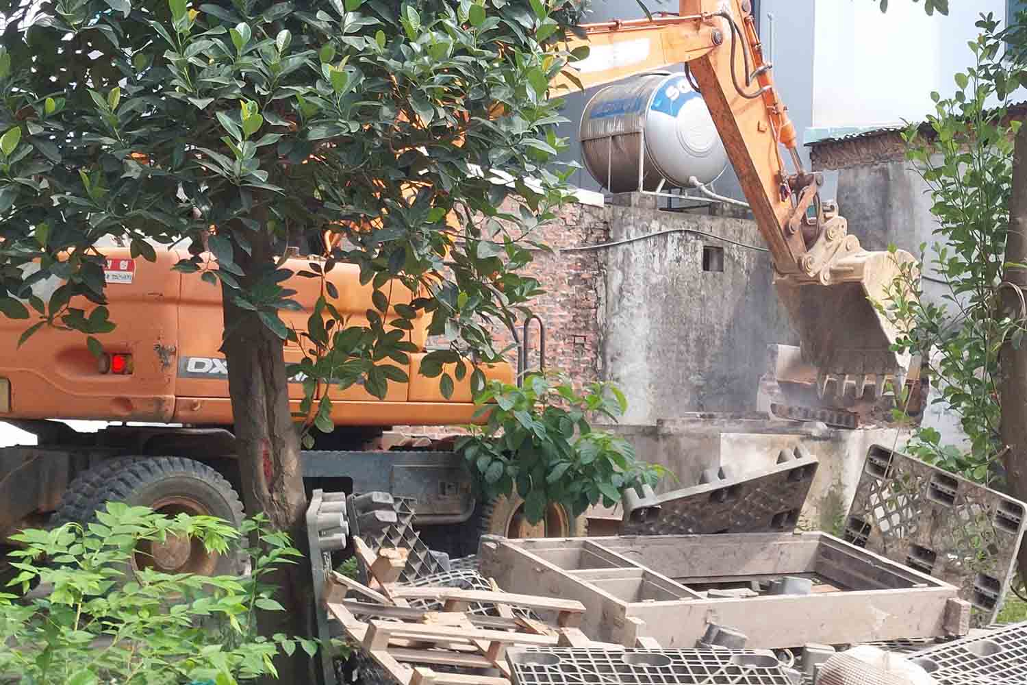 Lực lượng chức năng tổ chức tháo dỡ công trình vi phạm lấn chiếm đất công của hộ ông V.V.C (thôn Nghĩa Hảo). Ảnh: Trang tin điện tử xã Phú Nghĩa
