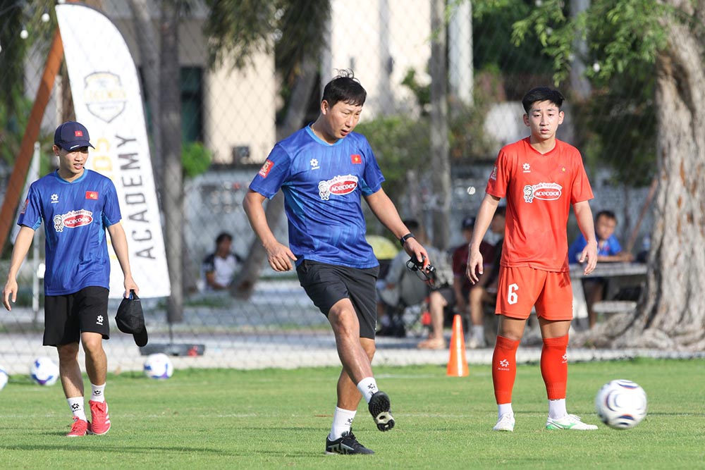 Huấn luyện viên Kim Sang-sik trực tiếp chỉ đạo các bài tập chiến thuật của đội tuyển Việt Nam. Ảnh: VFF.
