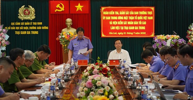 Vice Chairman of the Central Committee of the Vietnam Fatherland Front Cao Xuan Thao and Deputy Chief Procurator of the Supreme People's Procuracy Tran Hai Quan co-chaired. Photo: Dinh Sang