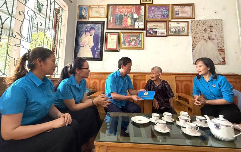 Hoạt động tri ân nhân Ngày Thương binh - Liệt sĩ của LĐLĐ tỉnh Tuyên Quang. Ảnh: Công đoàn Tuyên Quang