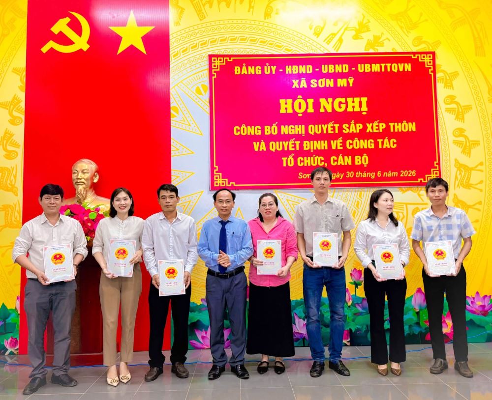 Lãnh đạo UBND xã Sơn Mỹ trao các quyết định chỉ định chức danh Trưởng thôn lâm thời cho nhiều người trẻ tại các thôn mới sau sắp xếp. Ảnh: UBND xã Sơn Mỹ