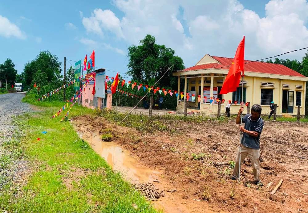 Forces in Son My commune, Lam Dong province organize the renovation of the campus around the village cultural house headquarters to prepare for the village head election. Photo: Son My Commune People's Committee