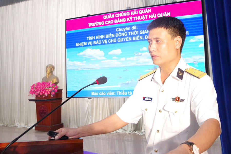 2. Thiếu tá Đặng Xuân Cường, cán bộ nhà trường thực hiện nội dung tuyên truyền biển, đảo.